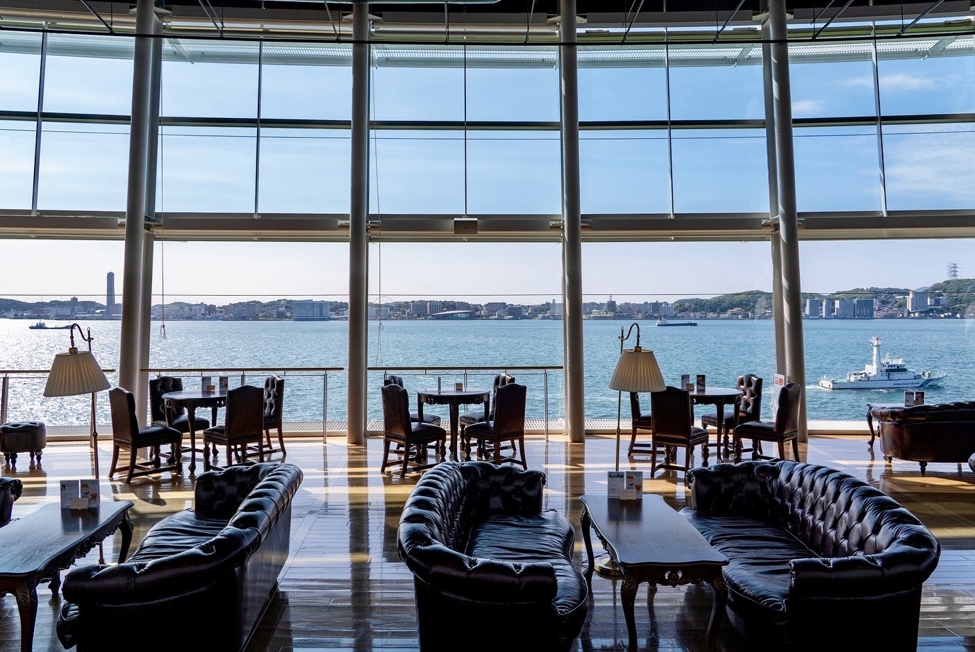 関門海峡ミュージアムのクルーズカフェキャナルの客席からは関門海峡を一望することができます。