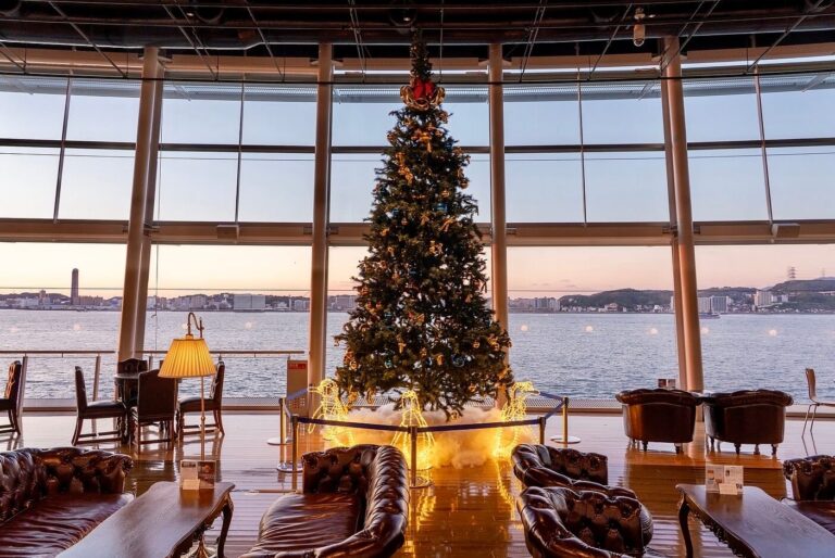 関門海峡ミュージアムのプロムナードデッキエリアに展示されている大型クリスマスツリー