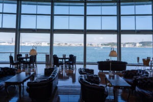 関門海峡ミュージアムのクルーズカフェキャナルからは関門海峡を一望することができます。