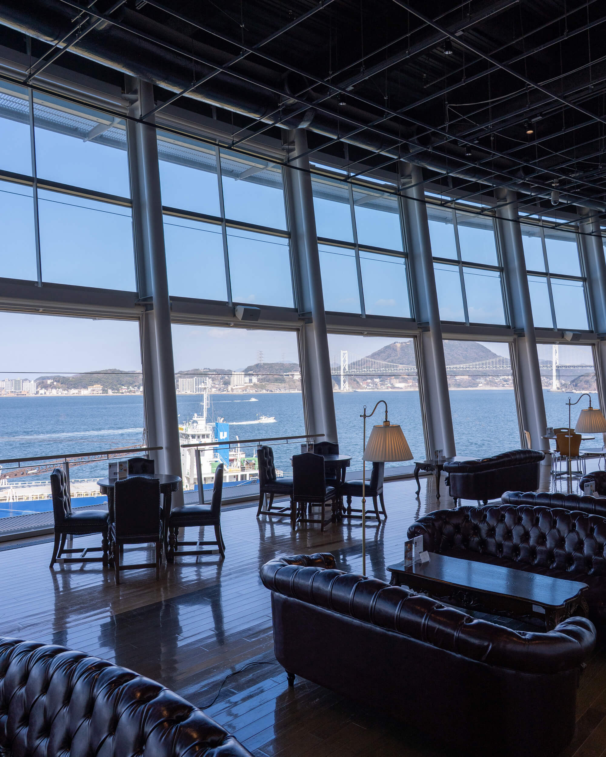 関門海峡ミュージアムのクルーズカフェキャナルの客席エリアからは関門海峡と関門橋を一望することができます。