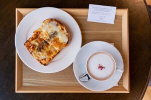 天秤座さんに提供いただいているピザトーストとストロベリーショコララテ