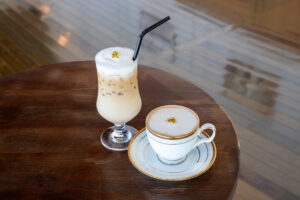 関門海峡ミュージアムのクルーズカフェキャナルにあるホワイトデー限定ドリンクのヘーゼルナッツラテ