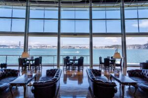 関門海峡ミュージアムのクルーズカフェキャナルからは関門海峡を一望できます。